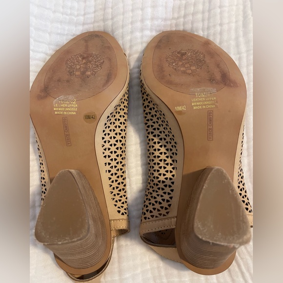Vince Camuto Perforated Leather Peep Toe Sandals Dastana Nude Size 10M/42 - Picture 7 of 11